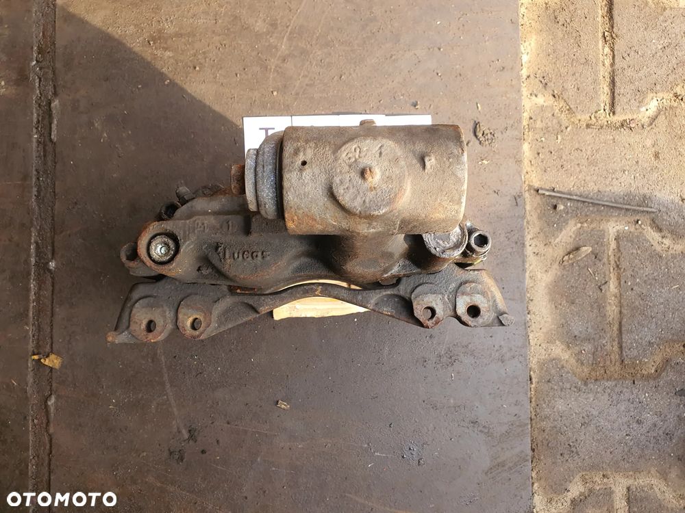 Mercedes Vario Tył lewy prawyZacisk hamulcowy demontaż - 16