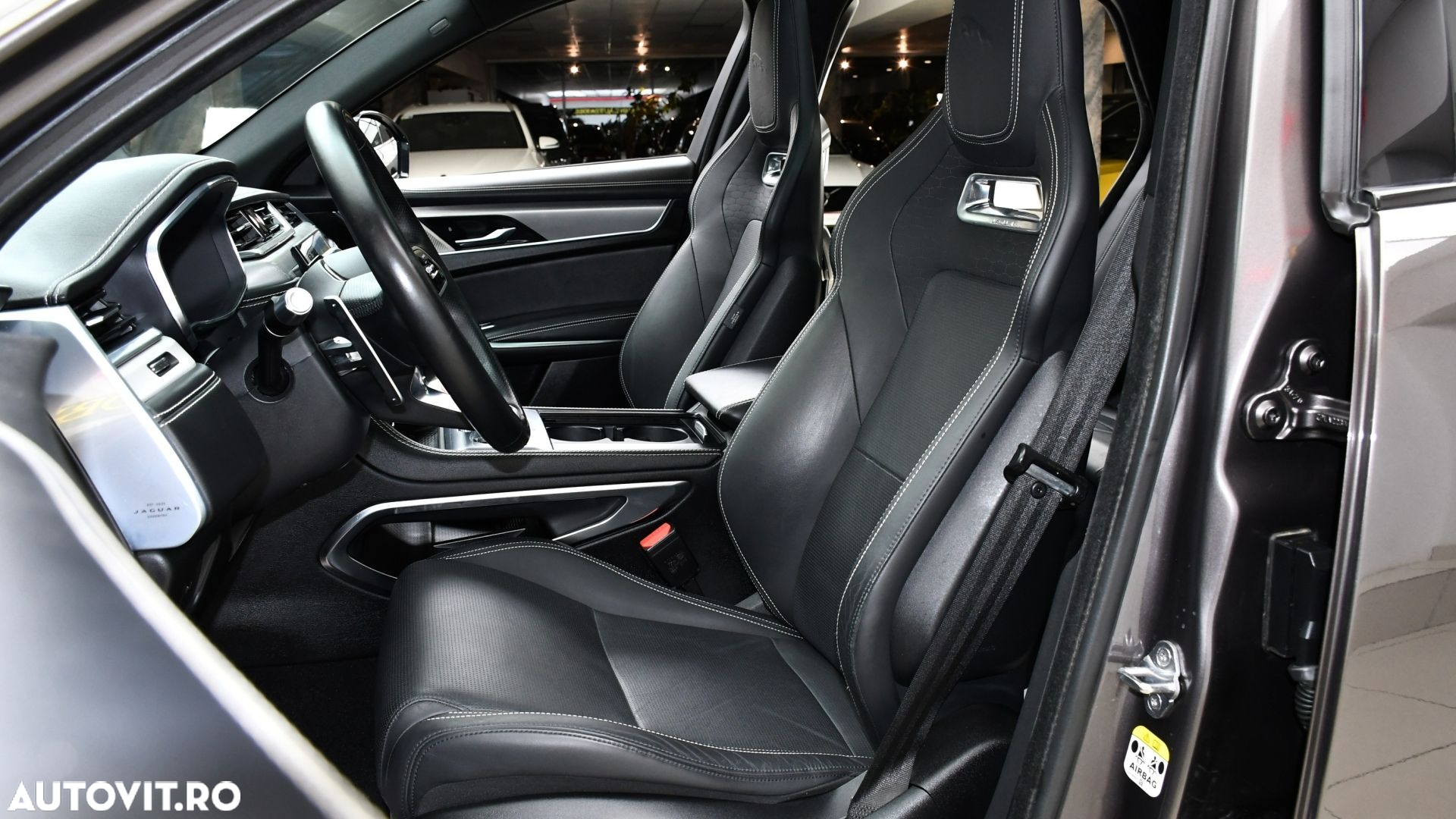 Jaguar F-Pace P400e AWD R-Dynamic SE - 10