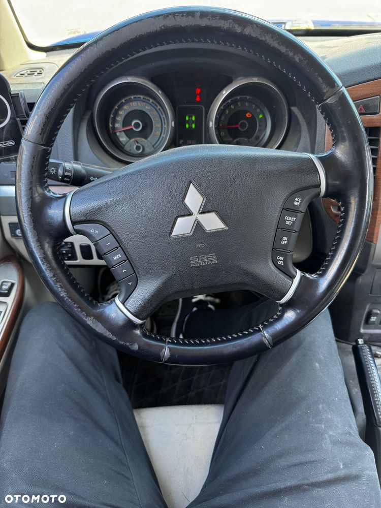 Mitsubishi Pajero - 2