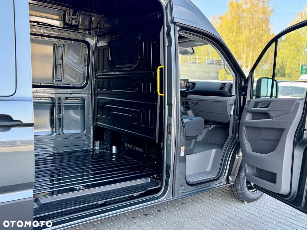 Volkswagen Crafter 35 Furgon z wysokim dachem silnik: 2,0 l EU6 SCR 177 KM / skrzynia biegów: Przedni napęd manualna 6-biegowa rozstaw osi: 4490 mm - 9