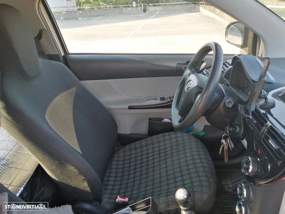 Toyota iQ 1.0 VVT-i 2 - 11