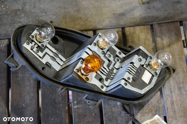 Renault Clio III 3 Oprawka żarówek lampy tylnej lewej lewy tył