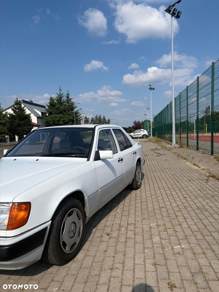 Mercedes-Benz W124 1991 photo 3