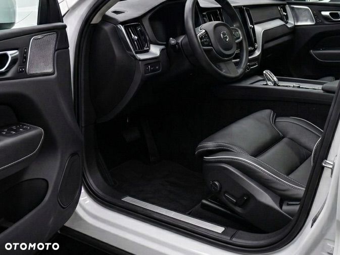 Volvo XC 60 T8 Plug-In Hybrid AWD R-Design - 8