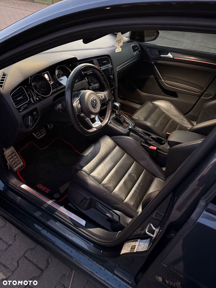 Volkswagen Golf - 6