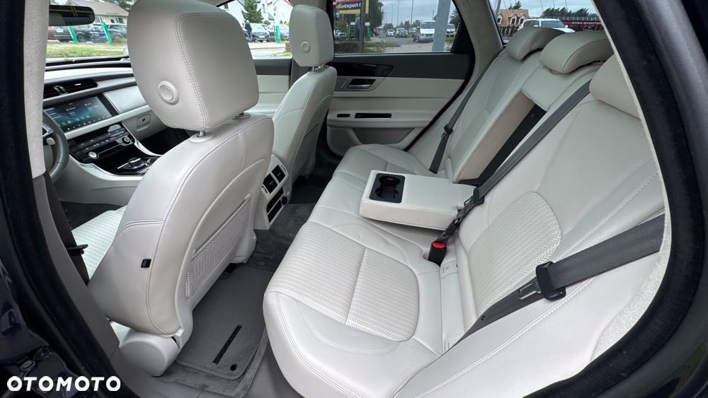 Jaguar XF 25d AWD R-Sport - 26