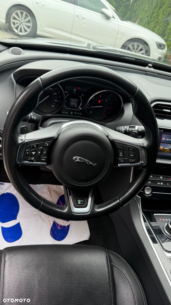 Jaguar XE 2.0 D R-Sport - 14