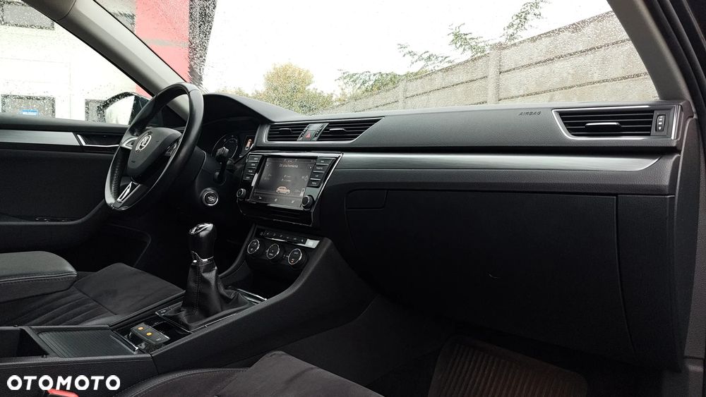 Skoda Superb 2.0 TDI Premium Edition - 33