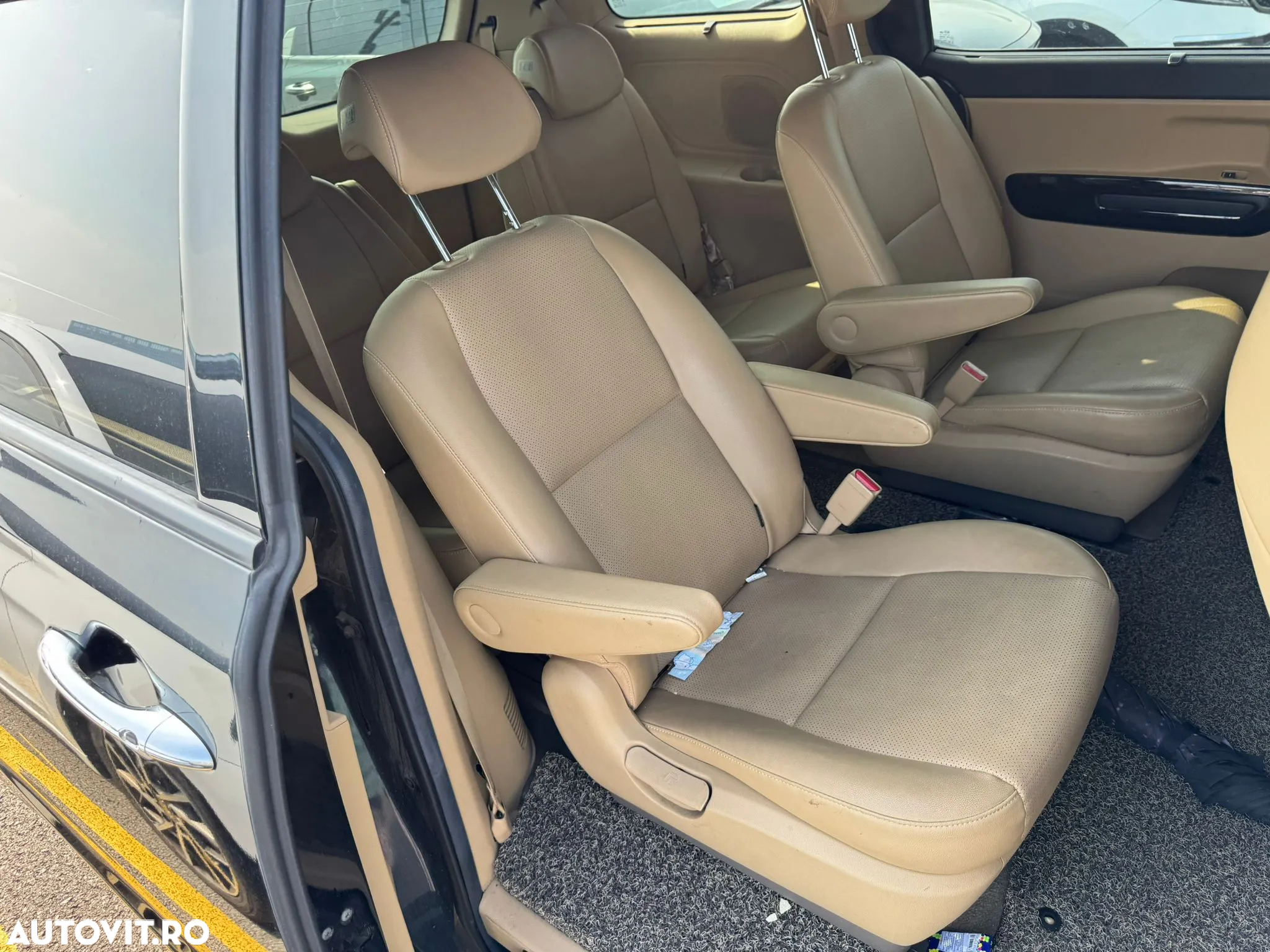 Kia Carnival - 11