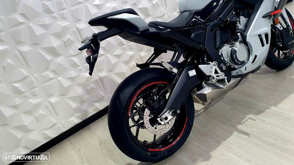 CF Moto 675SR-R - 2