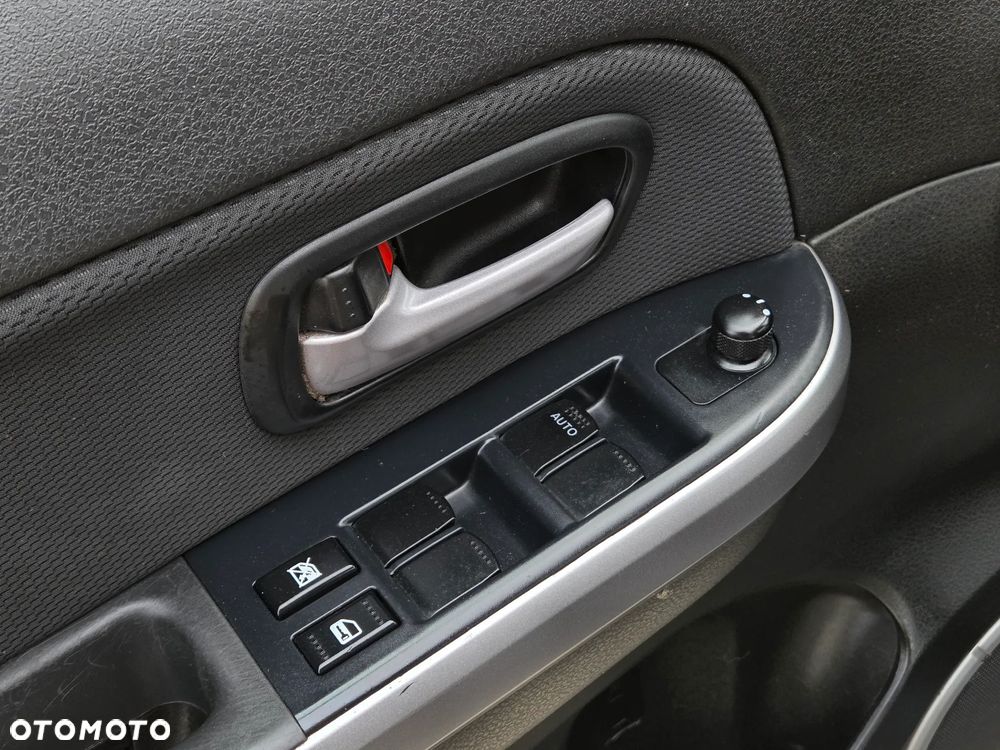 Suzuki Grand Vitara 1.9 DDiS Comfort DPF Family - 30