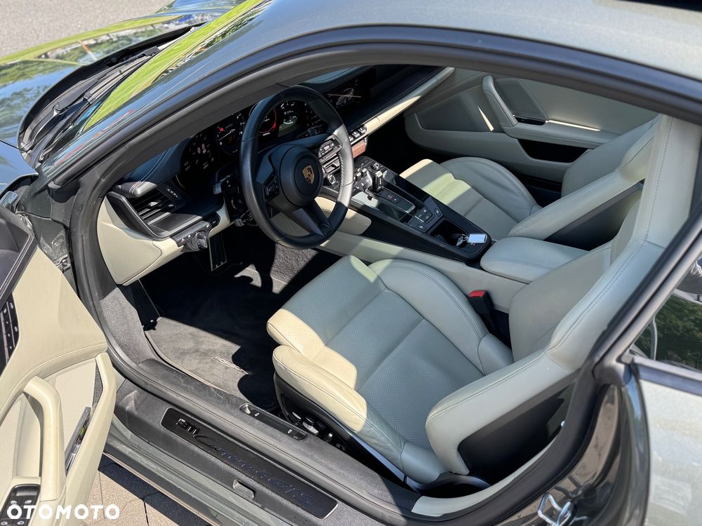 Porsche 911 Carrera 4 GTS - 33