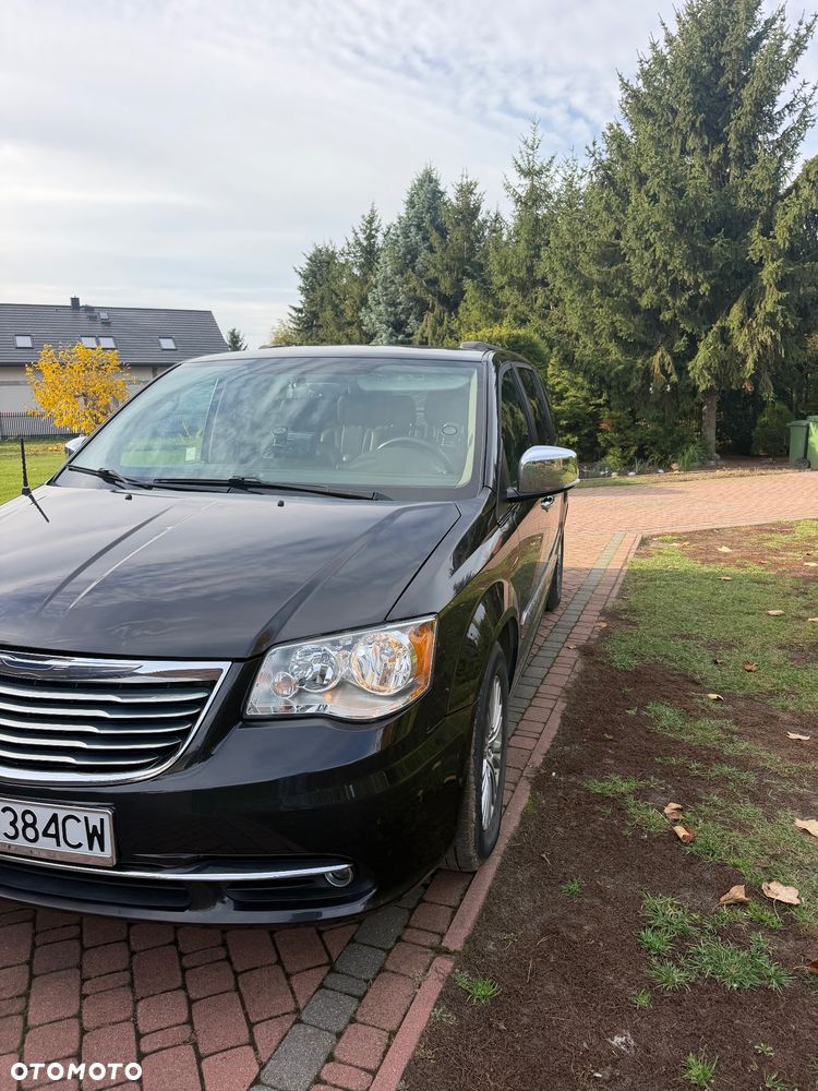Chrysler Town & Country 2014 photo 2