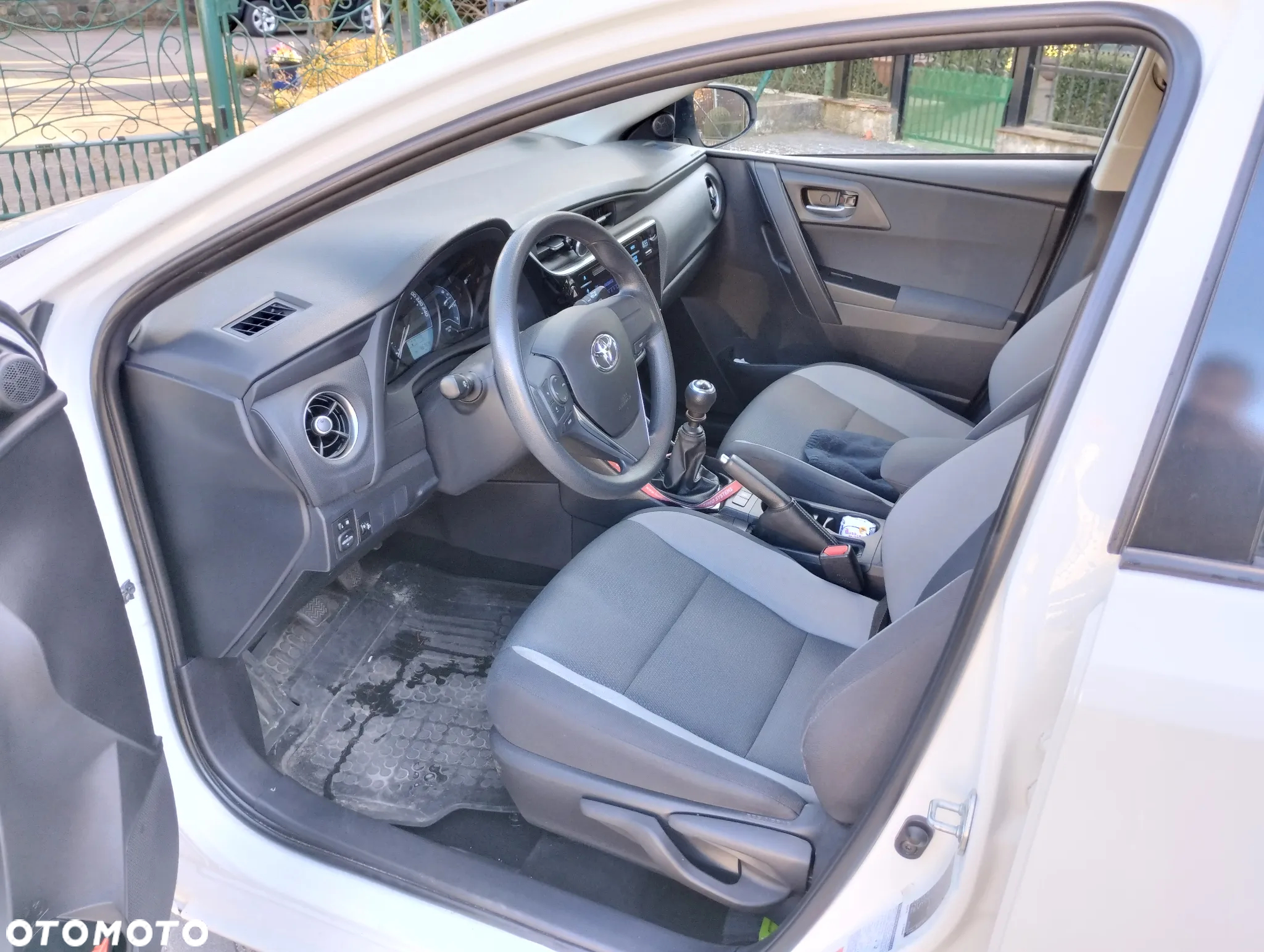 Toyota Auris 1.33 Dual-VVT-i - 10