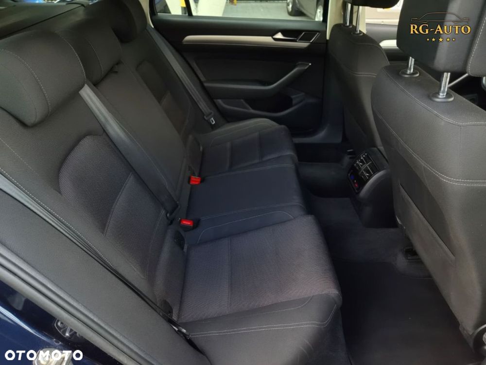 Volkswagen Passat - 31