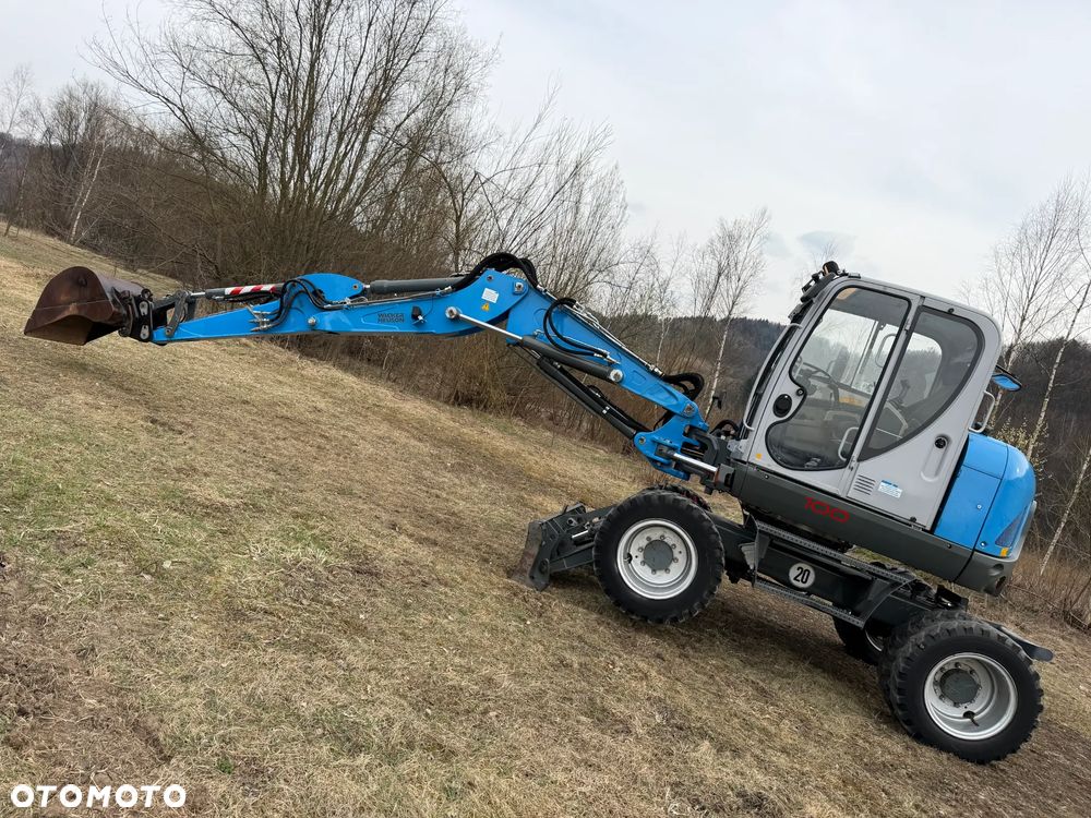 Wacker Neuson EW100 Koparka Kołowa 11 ton. NISKI PRZEBIEG.  3x łamane Ramię. Klima. Pompa ON. 2 Łyżki. Dodatkowe 3 sekcje Hydrauliczne. z upadłośći Norweskiej. Maszyna Jak Nowa z salonu! 2799 mtg. PERKINS silnik 130km. STABILIZATORY Klima. DEKRA 2026r. Książka serwisowa. Szybkozłącze Hydr. Skrętne ramie. Ani deka luzów i wycieków. Pełny Oryginał. Nie picowana na sprzedaż. OKAZJA - 9