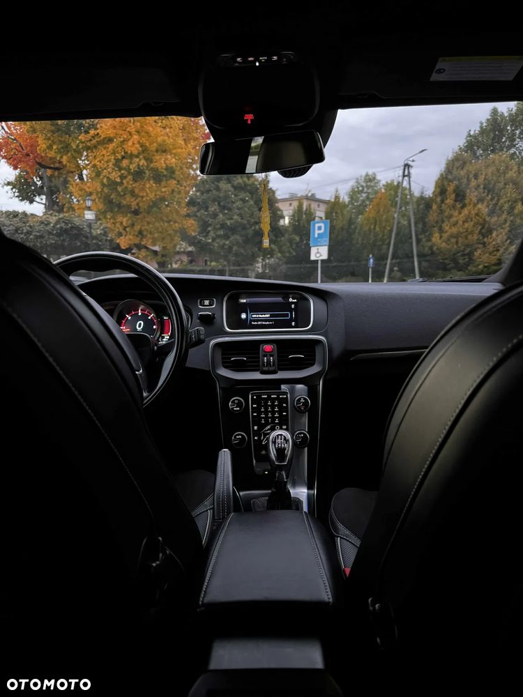 Volvo V40 D3 R-Design - 12