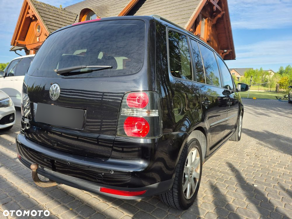 Volkswagen Touran 2.0 TDI DPF BlueMotion Technology DSG Comfortline - 4