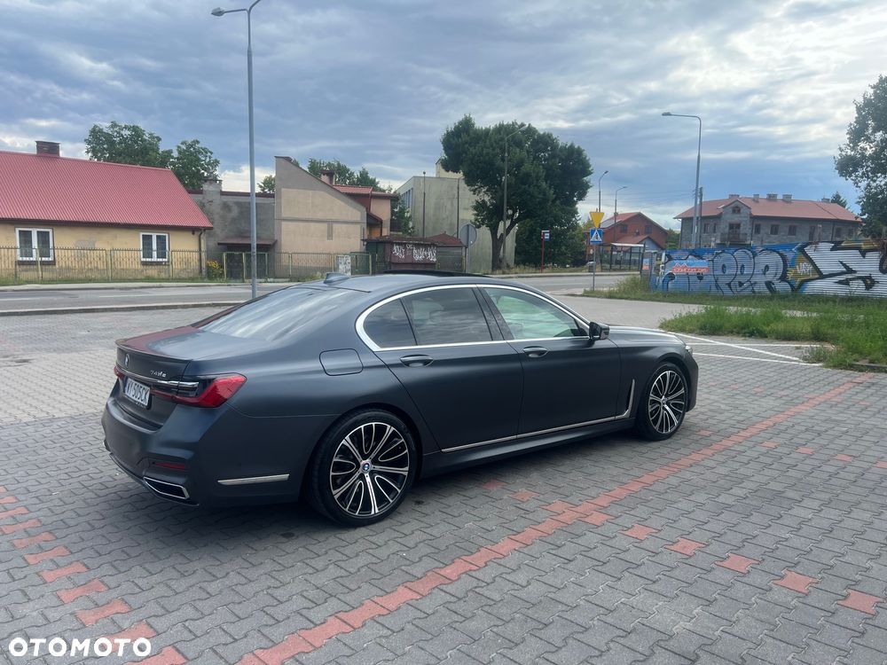 BMW Seria 7 745e - 17