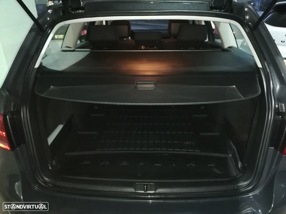 VW Passat Variant 1.6 TDI DPF BlueMotion Highline - 18