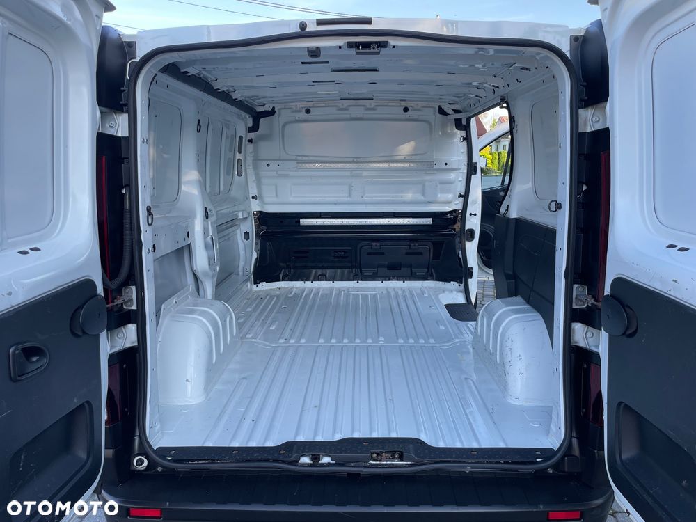 Renault Trafic Vivaro Partner Expert Custom Talento T6 Vito - 20