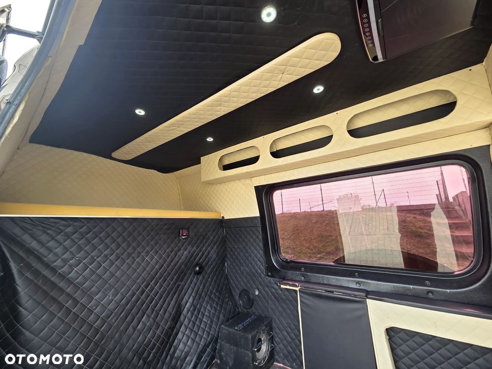 Mercedes-Benz Sprinter - 30