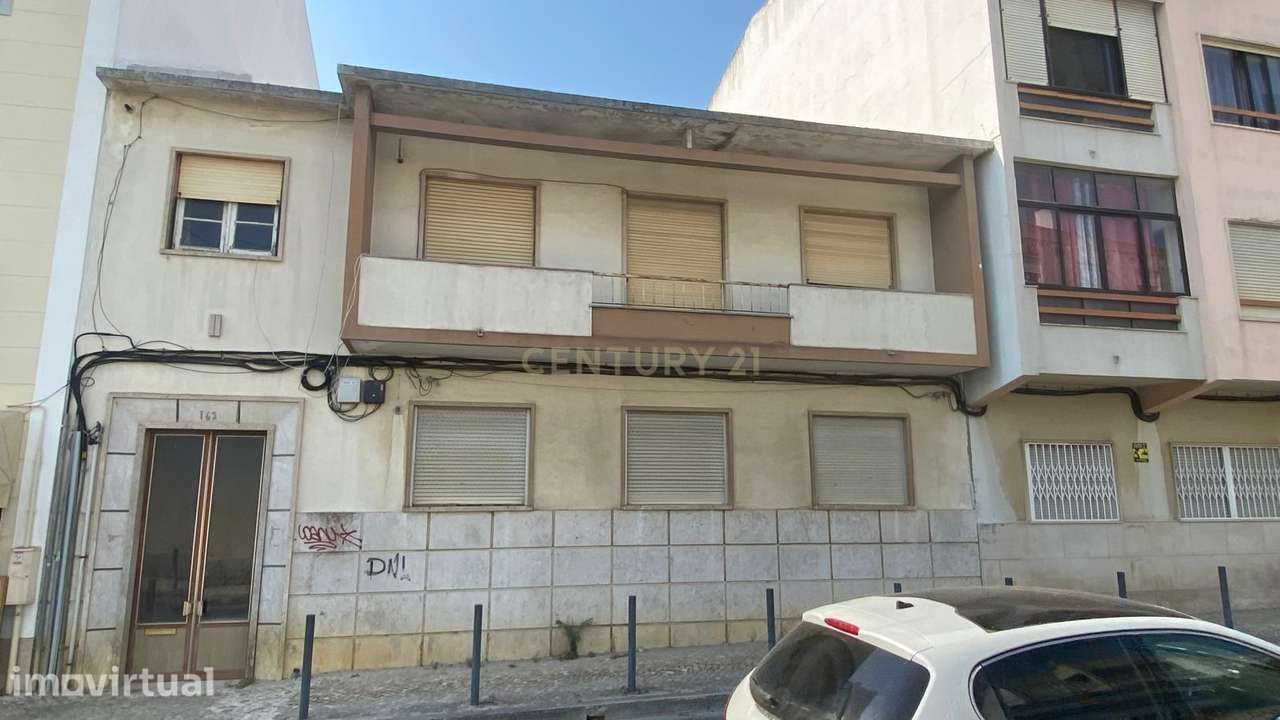 Prédio em Propriedade Total com Elevado Potencial de Valorização | Set - Grande imagem: 2/27