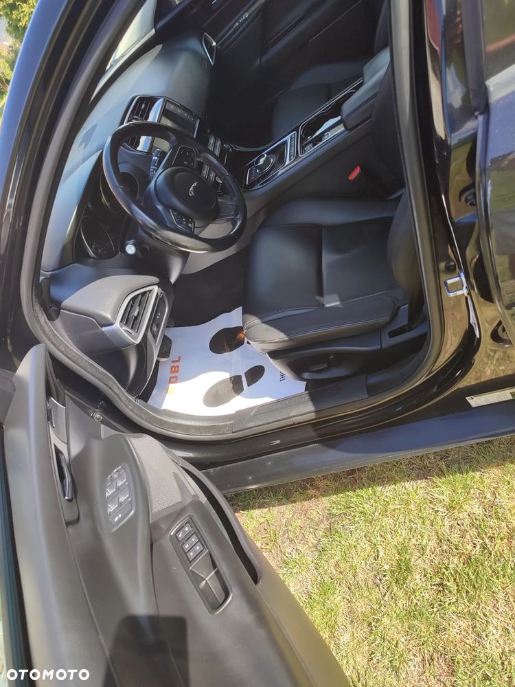 Jaguar XE 2.0 T Prestige - 12