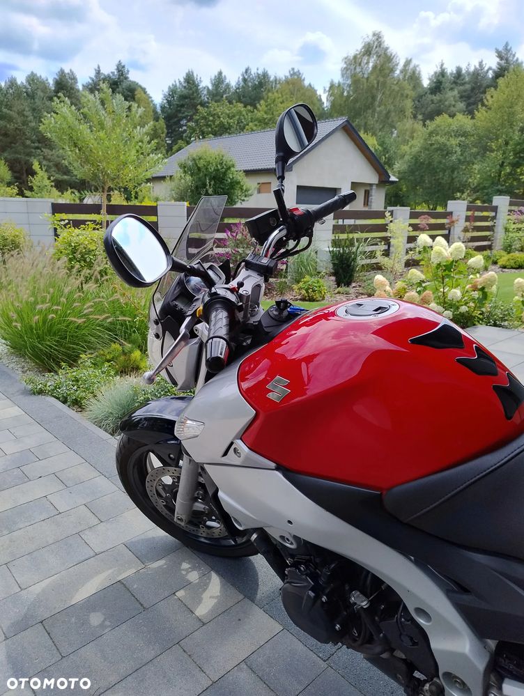 Suzuki GSR - 9