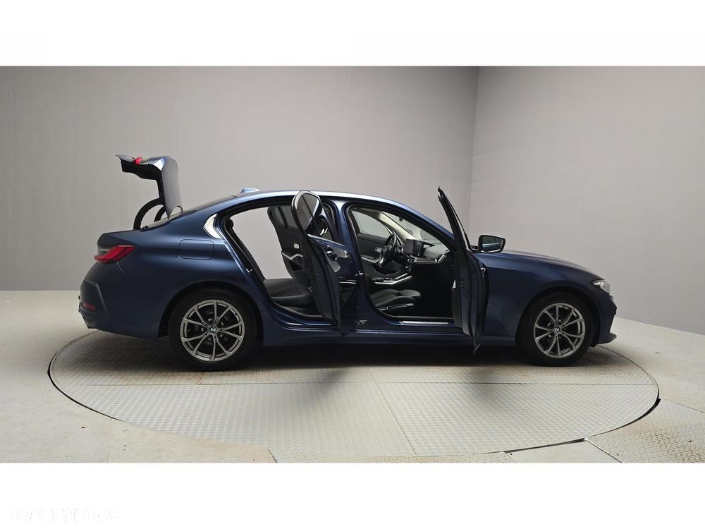 BMW Seria 3 320d xDrive - 13