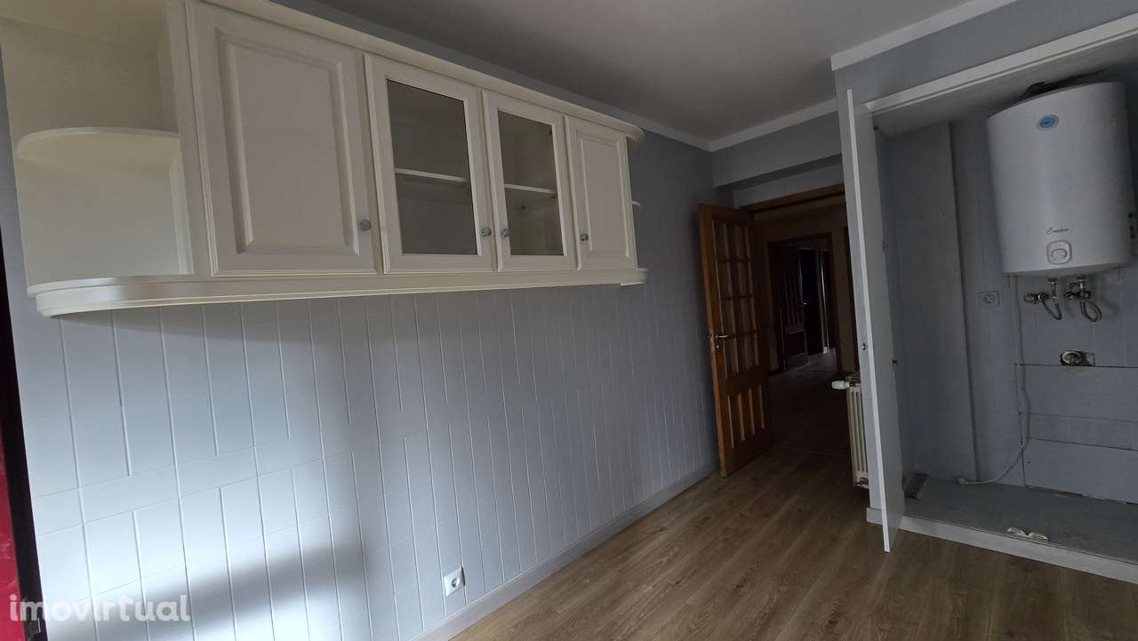 T3 lugar de garagem e arrumos Metro Avenida - Grande imagem: 3/25