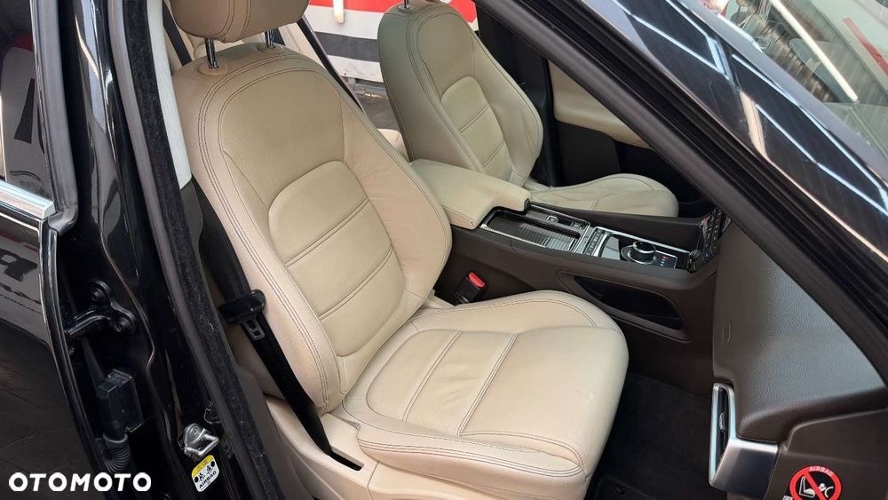 Jaguar F-Pace - 39