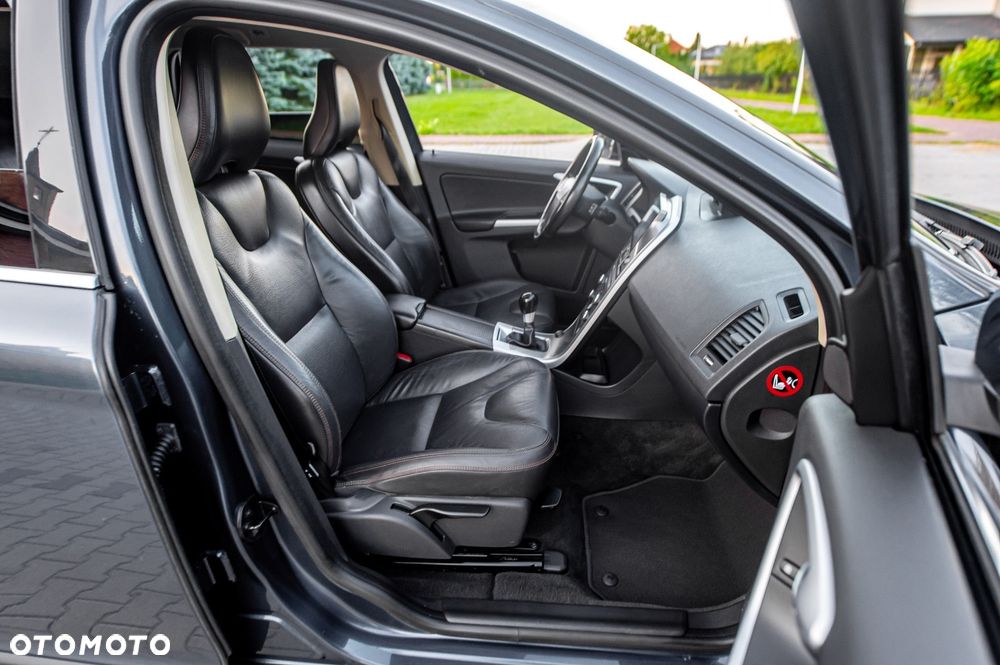 Volvo XC 60 D5 AWD Momentum - 37