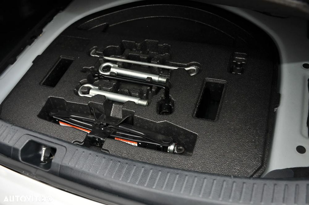 Toyota Corolla 1.8 HSD Business - 30