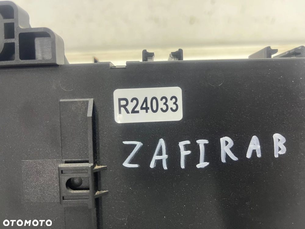 Skrzynka bezpieczników Opel Zafira B 05-14r. 13206759 moduł BSI - 10