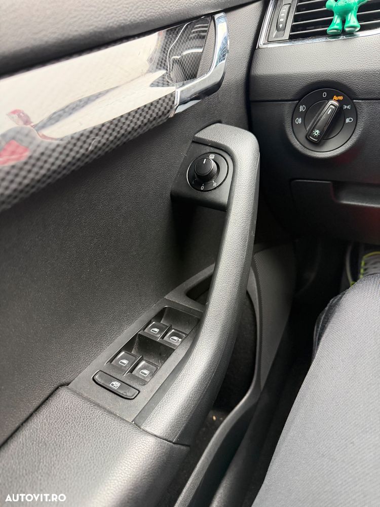 Skoda Octavia 2.0 TDI DSG RS - 13