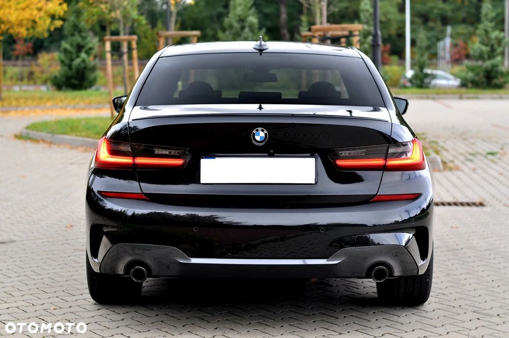 BMW Seria 3 318d M Sport Shadow - 12