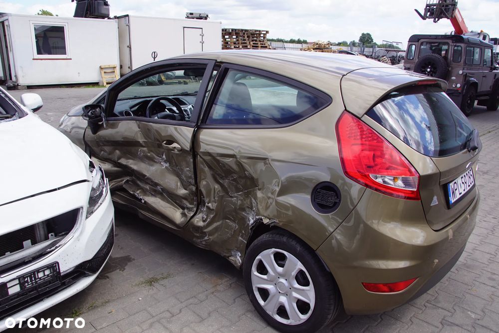 Auto na części - Ford Fiesta MK7 1.25 82 KM SNJA 8A6R-7002-JK CFSC 2012R Silnik Skrzynia Drzwi Maska Błotnik Zderzak Klapa Lampa Lusterko Lampa Szyba Deska Kokpit Sterownik Moduł Czujnik Licznik Panel Kierownica - 7