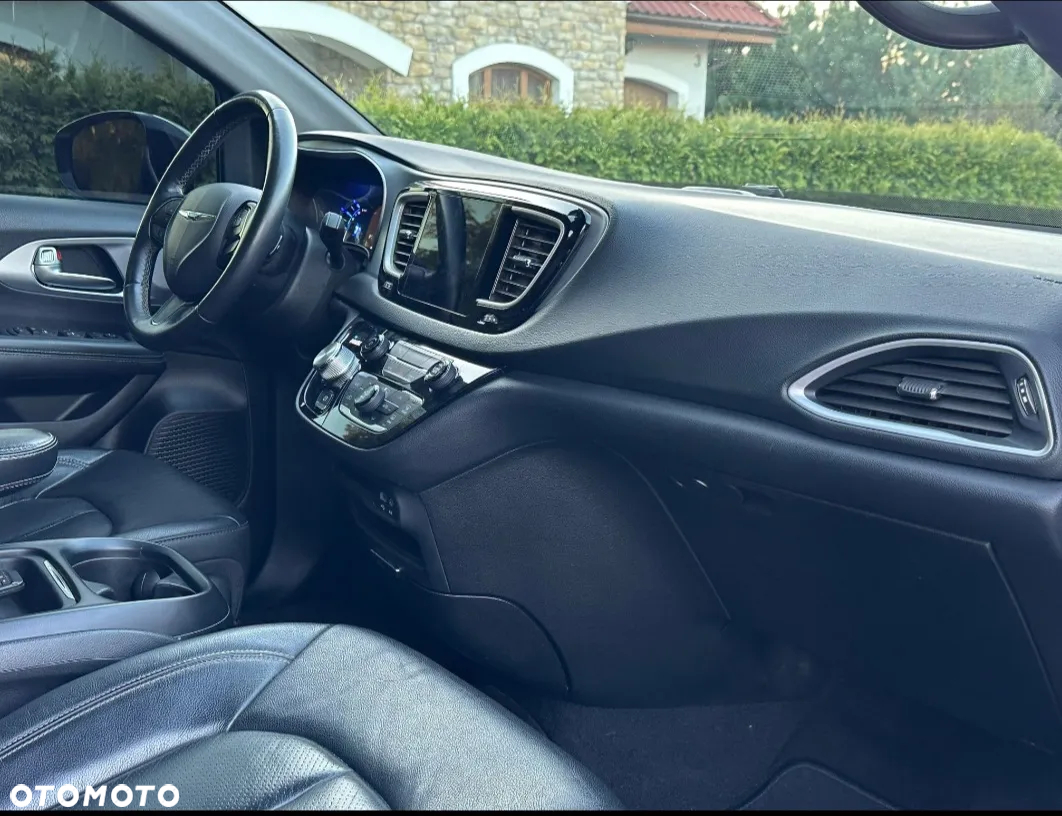 Chrysler Pacifica - 12