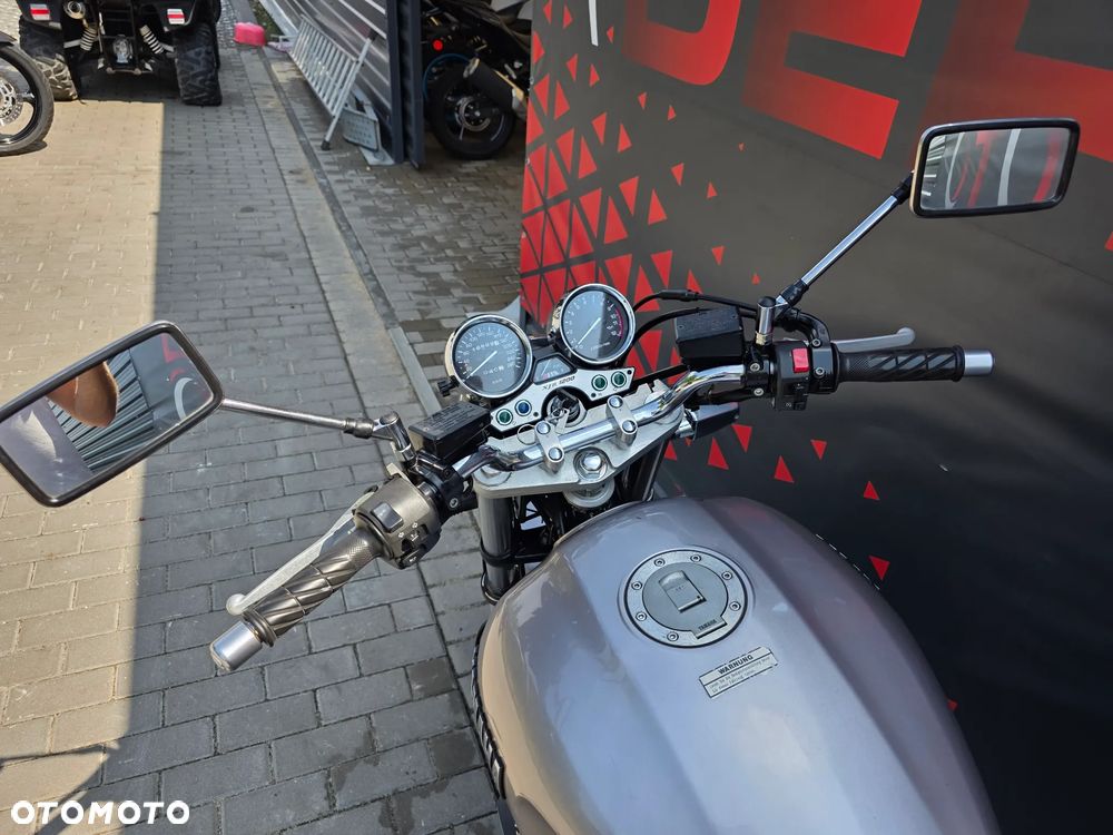 Yamaha XJR - 17