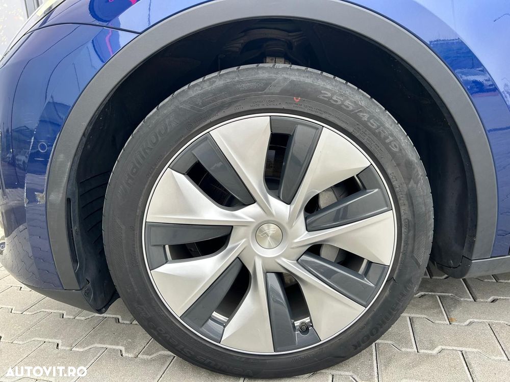 Tesla Model Y Long Range Dual Motor AWD - 31