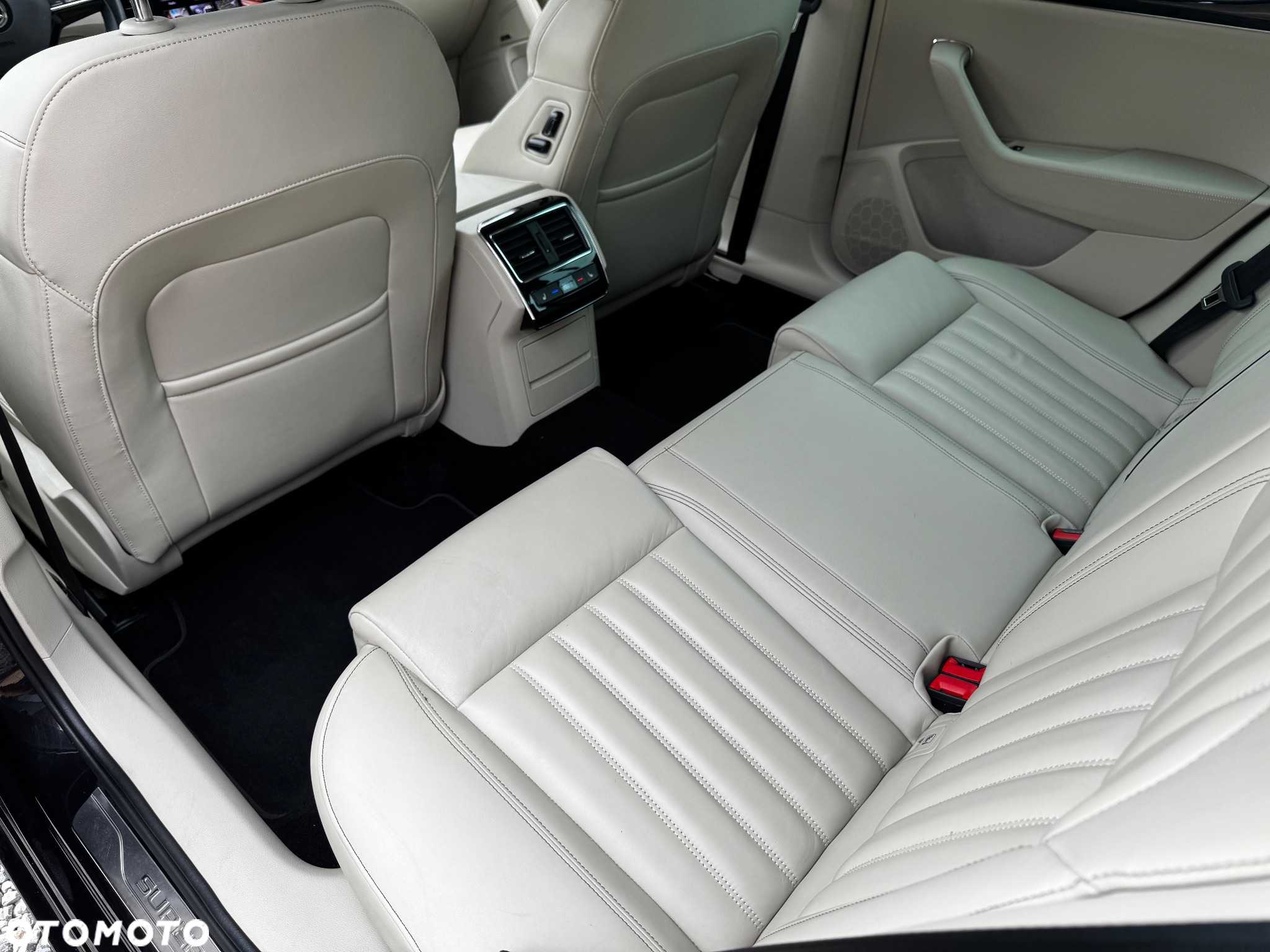 Skoda Superb 2.0 TSI DSG L&K - 35