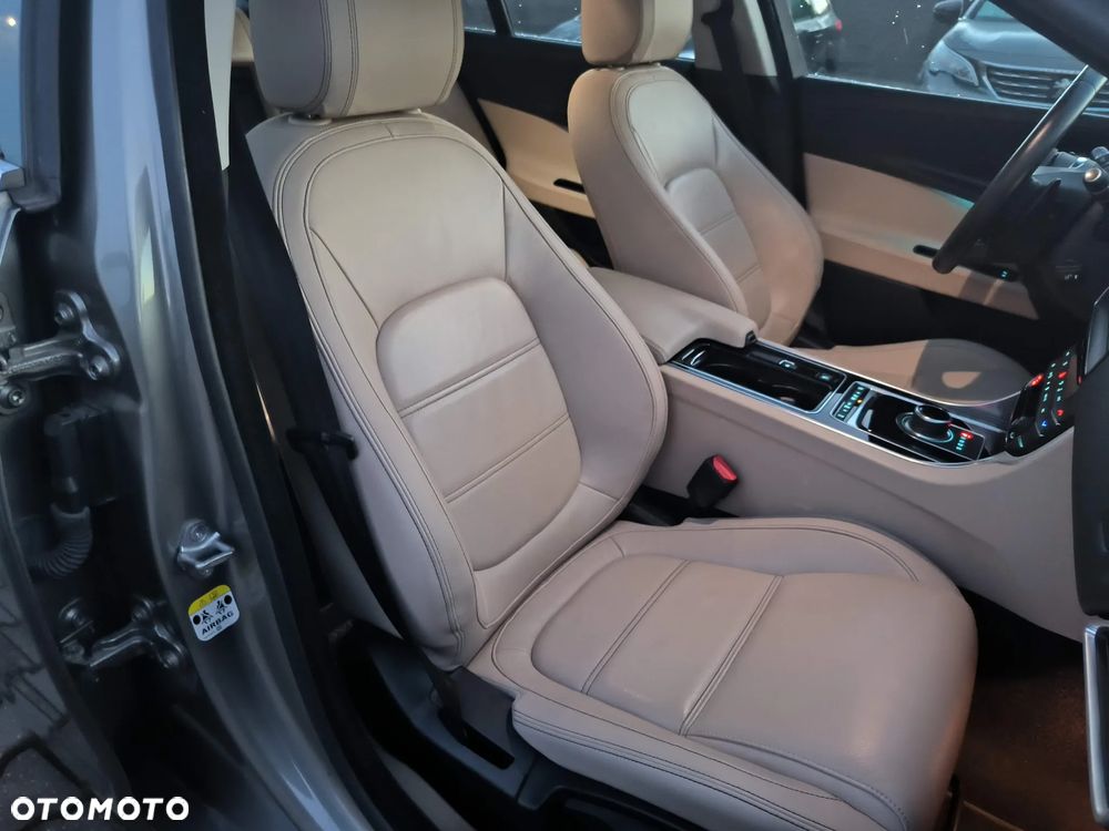 Jaguar XE 2.0 T Prestige - 6