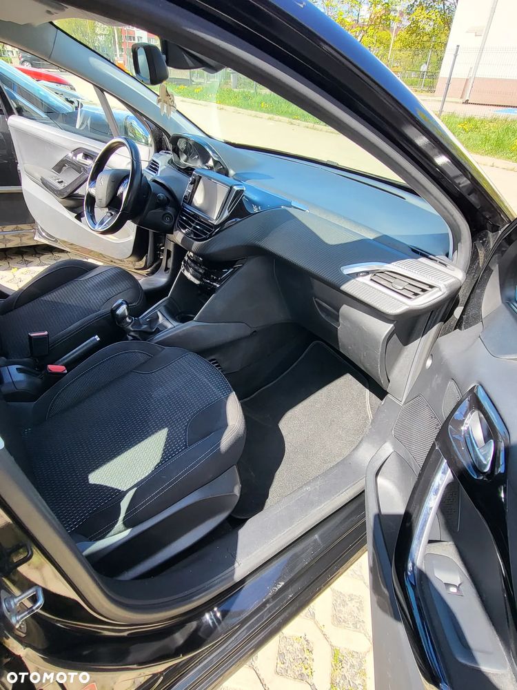 Peugeot 208 - 15