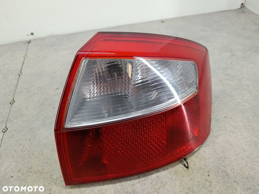 LAMPA TYLNA PRAWA AUDI A4 B6 SEDAN - 5