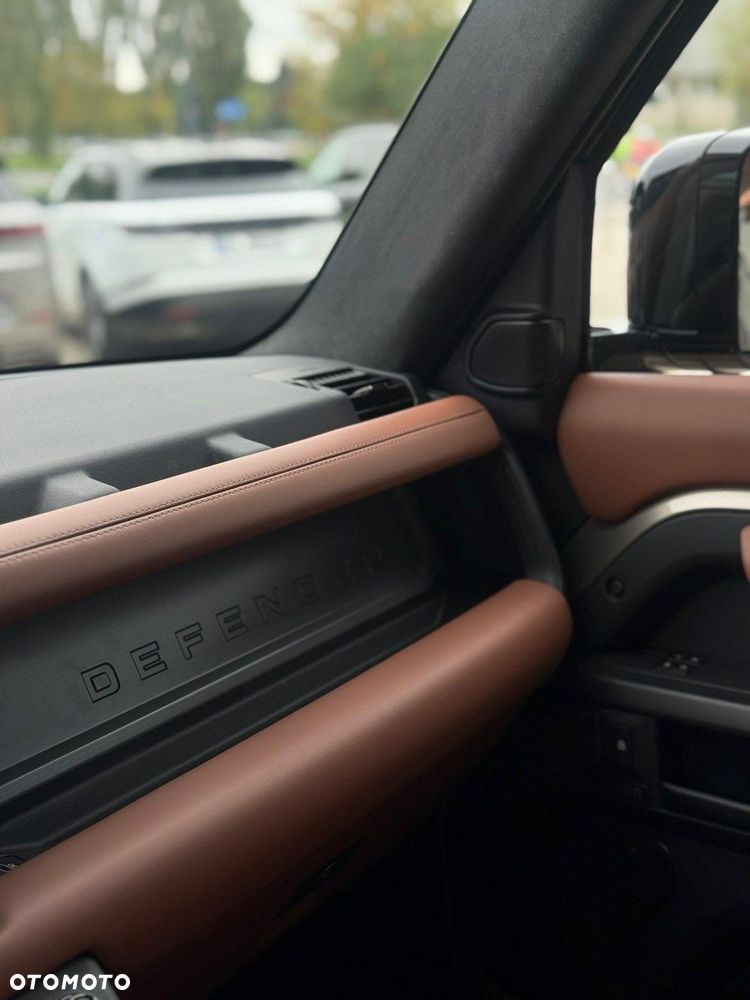 Land Rover Defender - 16