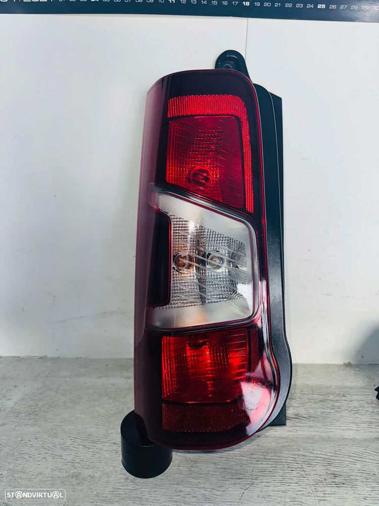 Farolim Trás Esquerdo Peugeot Partner / Citroen Berlingo - 2018 / 2024