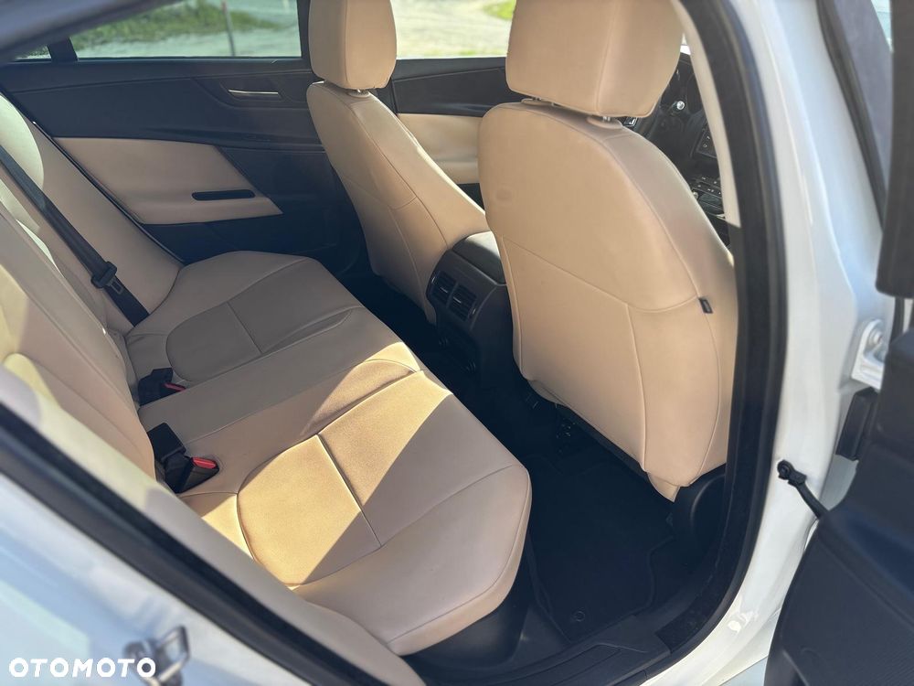 Jaguar XE 25t Prestige - 22