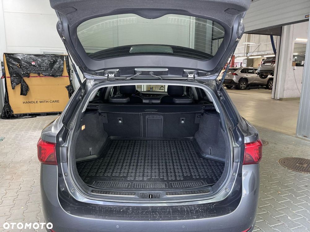 Toyota Avensis - 12