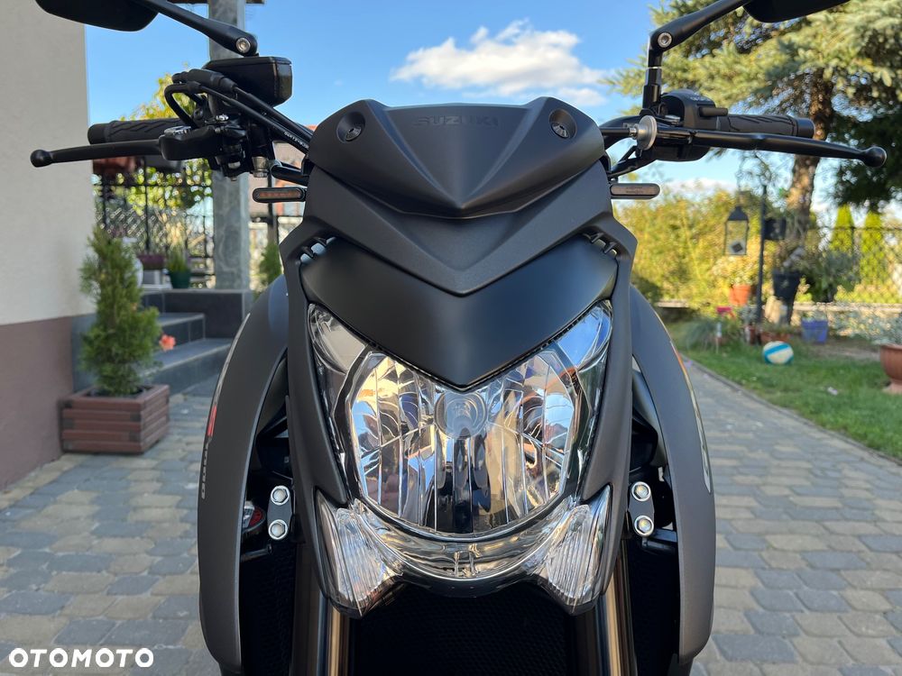 Suzuki GSX - 23